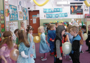 Konkurs z balonami - dzieci w parach tańczą, między brzuchami balon